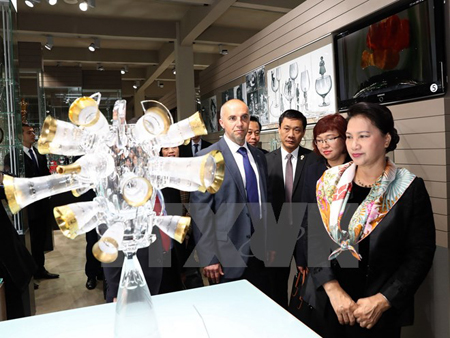 Chủ tịch Quốc hội Nguyễn Thị Kim Ngân thăm quan các gian trưng bày sản phẩm của Công ty pha lê Moser.